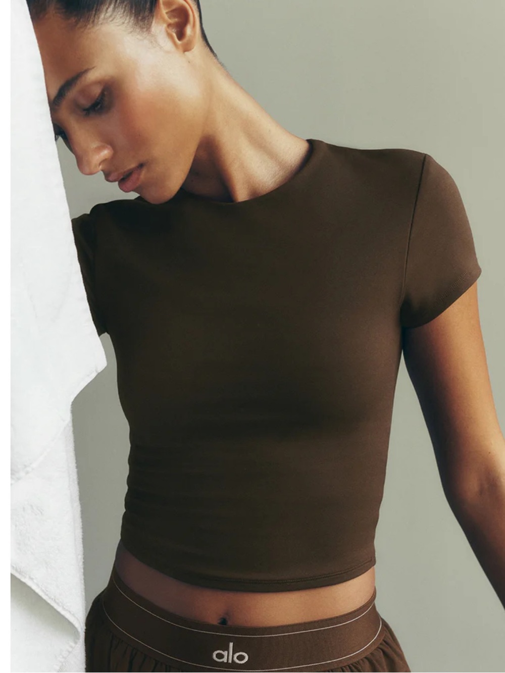 ALO Yoga Softsculpt Precision Short Sleeve Fitted Crop Tee - Espresso - XS